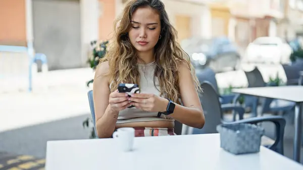 Mujer Hispana Hermosa Joven Usando Teléfono Inteligente Sentado Mesa Terraza —  Fotos de Stock