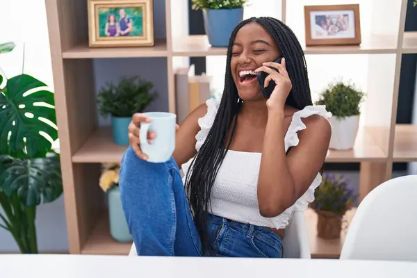 Afričanky Americká Žena Pije Kávu Mluví Smartphone Doma — Stock fotografie
