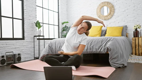 Attractive Young Woman Warmly Smiling She Poses Morning Stretch Session — Stock Photo, Image