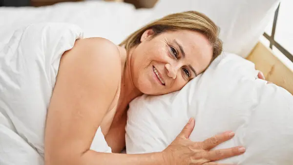 Латиноамериканка Средних Лет Уверенно Улыбающаяся Лежа Кровати Сексуально Выглядящая Спальне — стоковое фото