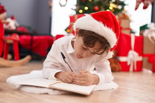 Entzückender Hispanischer Junge Schreibt Weihnachtsmann Brief Hause Weihnachtsbaum — Stockfoto