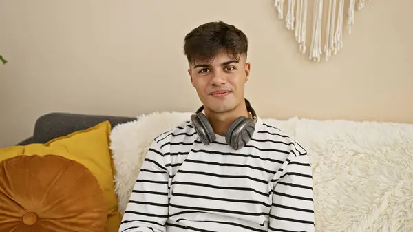 Veselý Mladý Hispánec Radostně Poslouchá Hudbu Sluchátkách Odpočívá Doma Pohovce — Stock fotografie