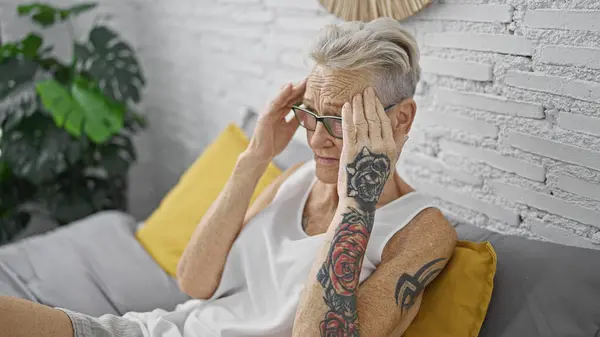 Gestresste Grijsharige Oudere Vrouw Met Hoofdpijn Zittend Het Bed Haar — Stockfoto