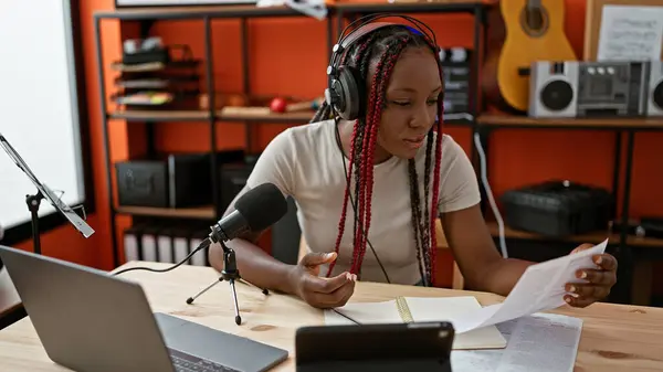Kendine Güvenen Afrikalı Amerikalı Kadın Muhabir Radyodan Canlı Yayın Yapıyor — Stok fotoğraf