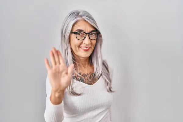 Жінка Середнього Віку Сірим Волоссям Стоїть Над Білим Тлом Відмовляючись — стокове фото