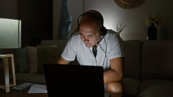 Joven Hombre Hispano Usando Laptop Auriculares Sentados Sofá Casa — Foto de Stock