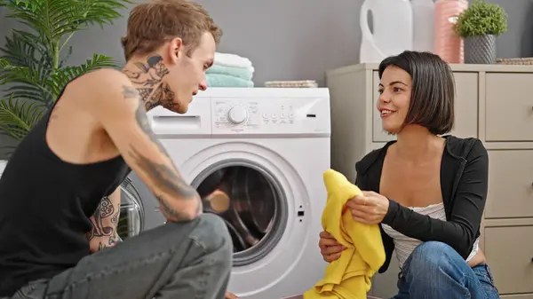 Çamaşır Odasında Kirli Çamaşırların Kokusunu Alan Güzel Bir Çift — Stok fotoğraf
