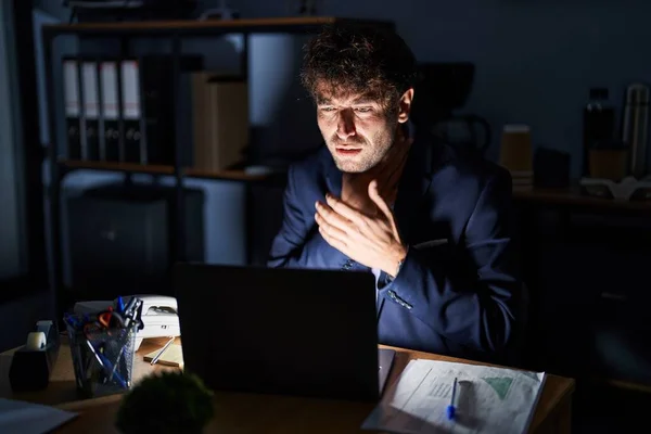 Geceleri Ofiste Çalışan Spanyol Genç Adam Boğularak Can Çekiştiği Için — Stok fotoğraf