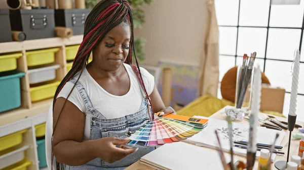 アフリカ系アメリカ人女性アーティスト 美しいブラックブレード 絵画のレッスン中にアートスタジオで活気のあるカラーパレットを選択 — ストック写真