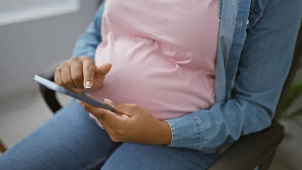 怀孕的女商人 拥抱母亲 坐在写字台前 忙着用智能手机发短信 充分意识到自己即将获得的成功 — 图库照片
