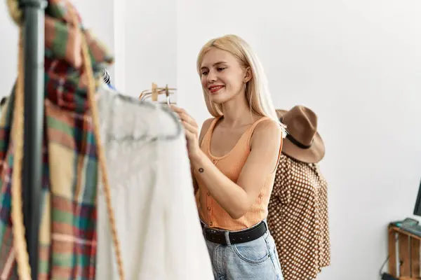 Joven Mujer Rubia Cliente Elegir Ropa Sonriendo Tienda Ropa — Foto de Stock