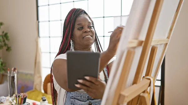 Pewna Siebie Piękna Afrykańska Artystka Amerykańska Szczęśliwie Rysująca Touchpadze Ożywiając — Zdjęcie stockowe