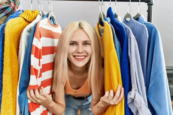 Joven Mujer Rubia Cliente Sonriendo Confiado Entre Ropa Tienda Ropa — Foto de Stock