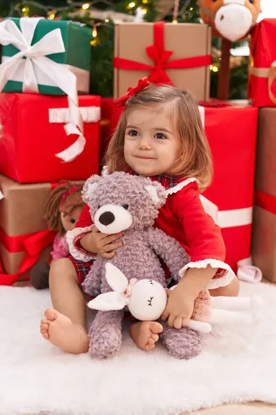 Adorável Loira Criança Segurando Ursinho Sentado Chão Por Presentes Natal — Fotografia de Stock