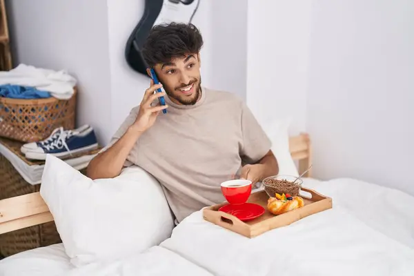 Молодой Араб Разговаривающий Смартфону Завтракает Спальне — стоковое фото