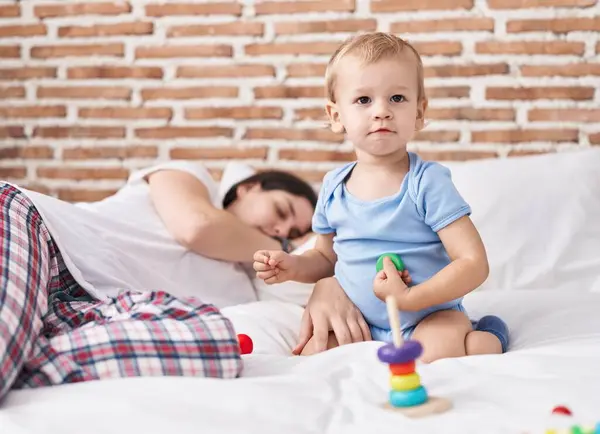 Anne Oğul Yatakta Oynuyor Yatak Odasında Uyuyorlar — Stok fotoğraf