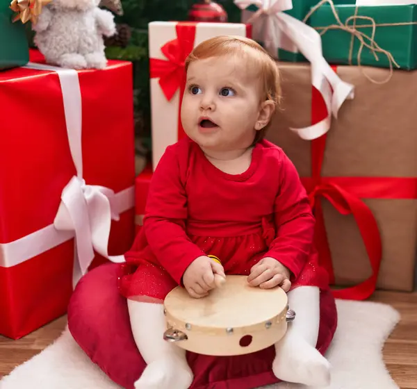 Adorabile Rossa Bambino Giocare Tamburello Seduto Sul Pavimento Regali Natale Immagini Stock Royalty Free