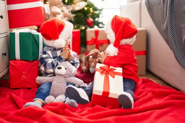 Двое Детей Хлопают Ладоши Сидя Дома Полу Рождественской Елки — стоковое фото