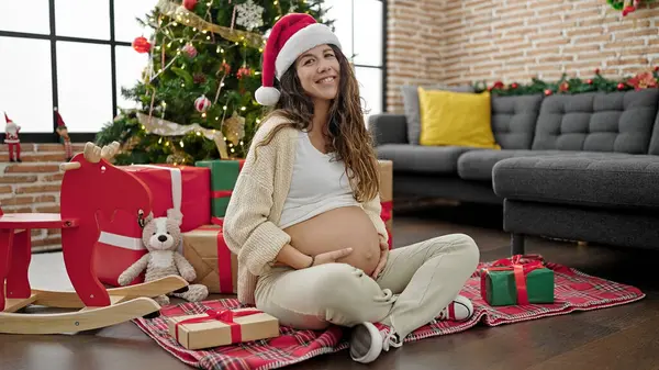 Mladá Těhotná Žena Masírování Břicho Slaví Vánoce Doma — Stock fotografie