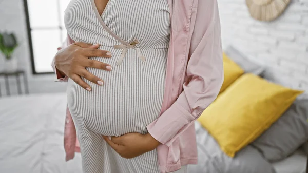 Hamile Bir Kadın Işık Saçan Bir Yüz Ifadesi Yatak Odasında — Stok fotoğraf