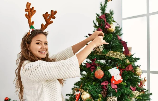 Jovem Bela Mulher Hispânica Vestindo Orelhas Rena Decorando Árvore Natal — Fotografia de Stock