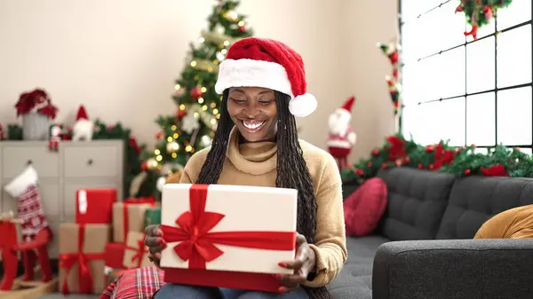 Donna Africana Disimballaggio Regalo Seduto Vicino All Albero Natale Casa — Foto Stock