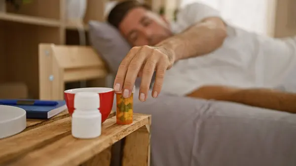 Zmartwiony Młody Hiszpan Leżący Łóżku Trzymający Tabletki Chorobę Zestresowany Rano — Zdjęcie stockowe