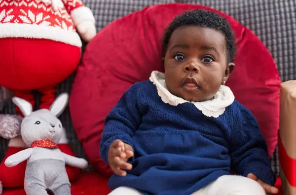 Africké Americké Dítě Sedí Pohovce Vánoční Výzdobou Doma — Stock fotografie