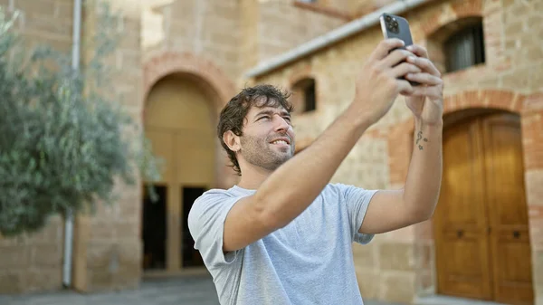 Yakışıklı Sakallı Genç Adam Şehir Parkında Akıllı Telefonuyla Havalı Bir — Stok fotoğraf