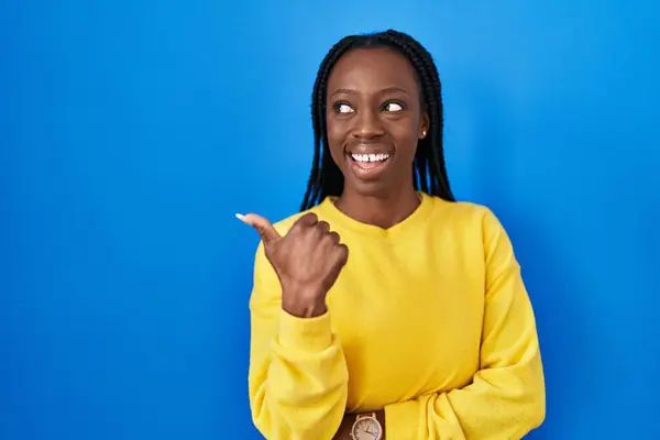 Mooie Zwarte Vrouw Staan Blauwe Achtergrond Glimlachen Met Gelukkig Gezicht — Stockfoto