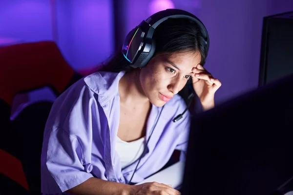 Joven Hermosa Mujer Hispana Streamer Estresado Usando Computadora Sala Juegos — Foto de Stock