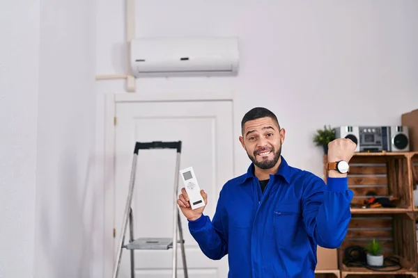 Hispanische Reparaturfirma Die Mit Klimaanlage Arbeitet Feiert Sieg Mit Glücklichem — Stockfoto