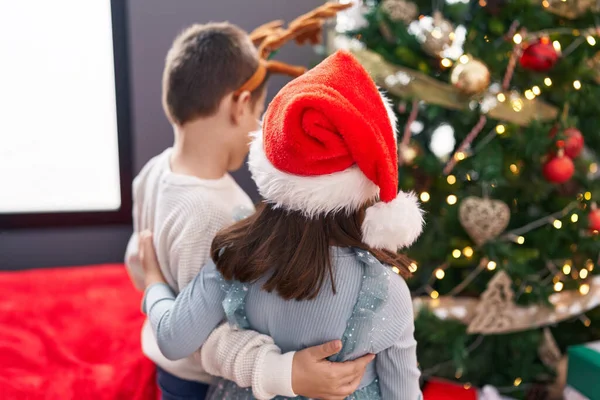 Liebenswerte Junge Und Mädchen Umarmen Einander Suchen Weihnachtsbaum Hause — Stockfoto