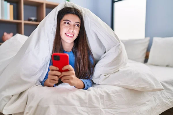 Jonge Mooie Spaanse Vrouw Met Behulp Van Smartphone Liggend Bed — Stockfoto