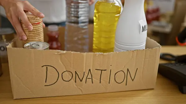 Genç Sarışın Kadın Bağış Kutusuna Ürünler Koymaya Gönüllü — Stok fotoğraf
