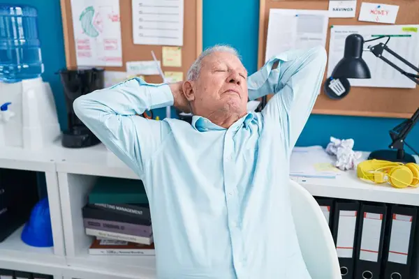 Orta Yaşlı Kır Saçlı Adamı Ellerini Ofisin Başına Koyup Rahatlamış — Stok fotoğraf