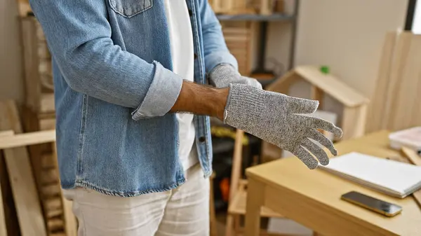 Mãos Astutas Homem Hispânico Carpinteiro Luvas Imerso Madeira Uma Oficina — Fotografia de Stock