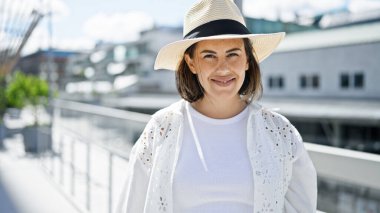 Stockholm sokaklarında kendinden emin gülümseyen genç, güzel İspanyol kadın.