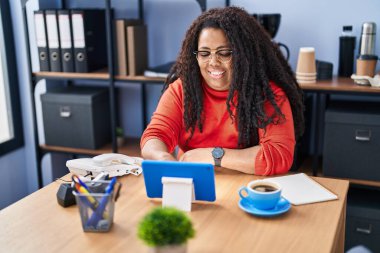 Afrika kökenli Amerikalı iş kadını ofiste video dokunmatik ped izliyor.