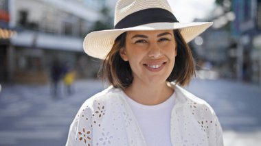 Stockholm sokaklarında kendinden emin gülümseyen genç, güzel İspanyol kadın.