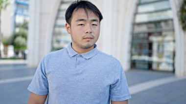  Sokakta ciddi bir ifadeyle dikiliyorum