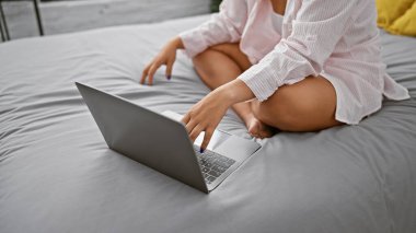 Kadın bilim adamının elleri, yatak odasındaki dizüstü bilgisayarında deneyler yaparken şüpheyle bakıyor.