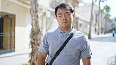  Sokakta ciddi bir ifadeyle dikiliyorum