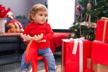 Tapılası İspanyol bebek evde Ren geyiğiyle oynuyor Noel ağacında sallanıyor