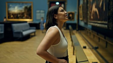 Güzel İspanyol bir kadın Viyana 'daki sanat müzesini ziyaret ediyor.
