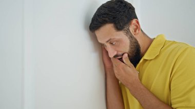 Genç İspanyol adam evdeki kapıyı dinliyor.