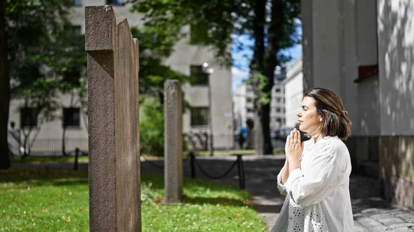 Красивая Молодая Испаноязычная Женщина Молящаяся Оплакивающая Надгробие Кладбище — стоковое фото