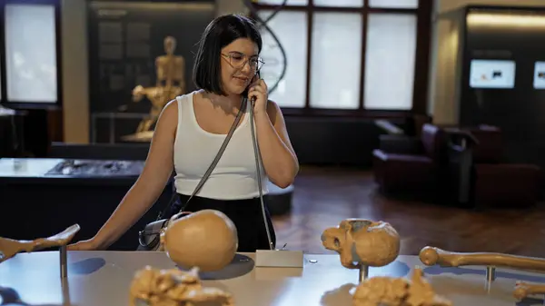 Young Beautiful Hispanic Woman Visiting Anthropological Exhibition Natural History Museum — Stock Photo, Image
