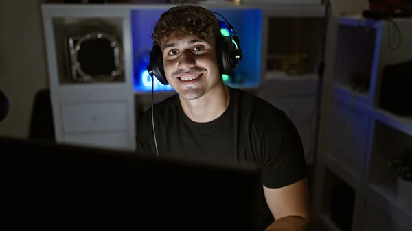 订婚的镜头 面带微笑的年轻惊慌失措的男人 一个自信的游戏玩家和流水线人 晚上在游戏室里玩电脑游戏 — 图库照片