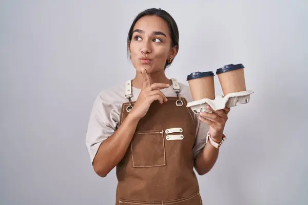 Young Hispanic Woman Wearing Professional Waitress Apron Holding Coffee Thinking — Stock Photo, Image